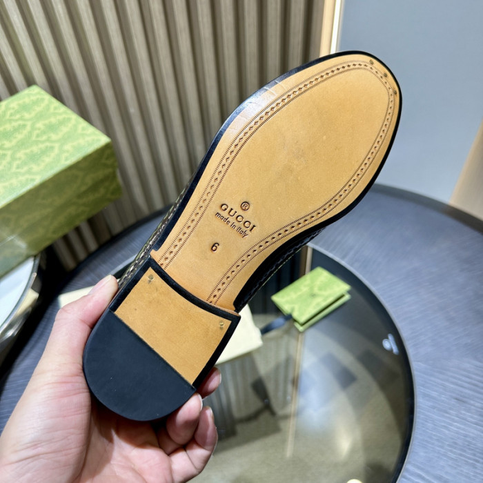 G*u*i loafer