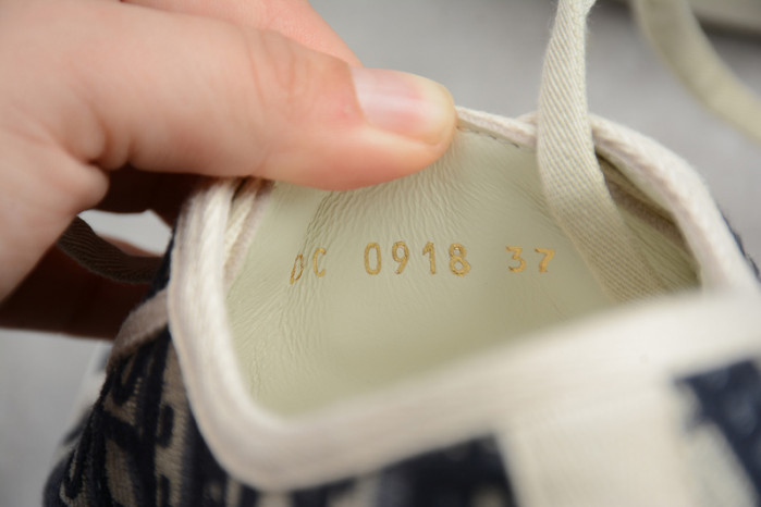 d1or b23 sneaker